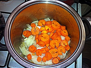 קודם הבצל, אח"כ הגזר. מתכון לירקות מבושלים במטבח הביתי.